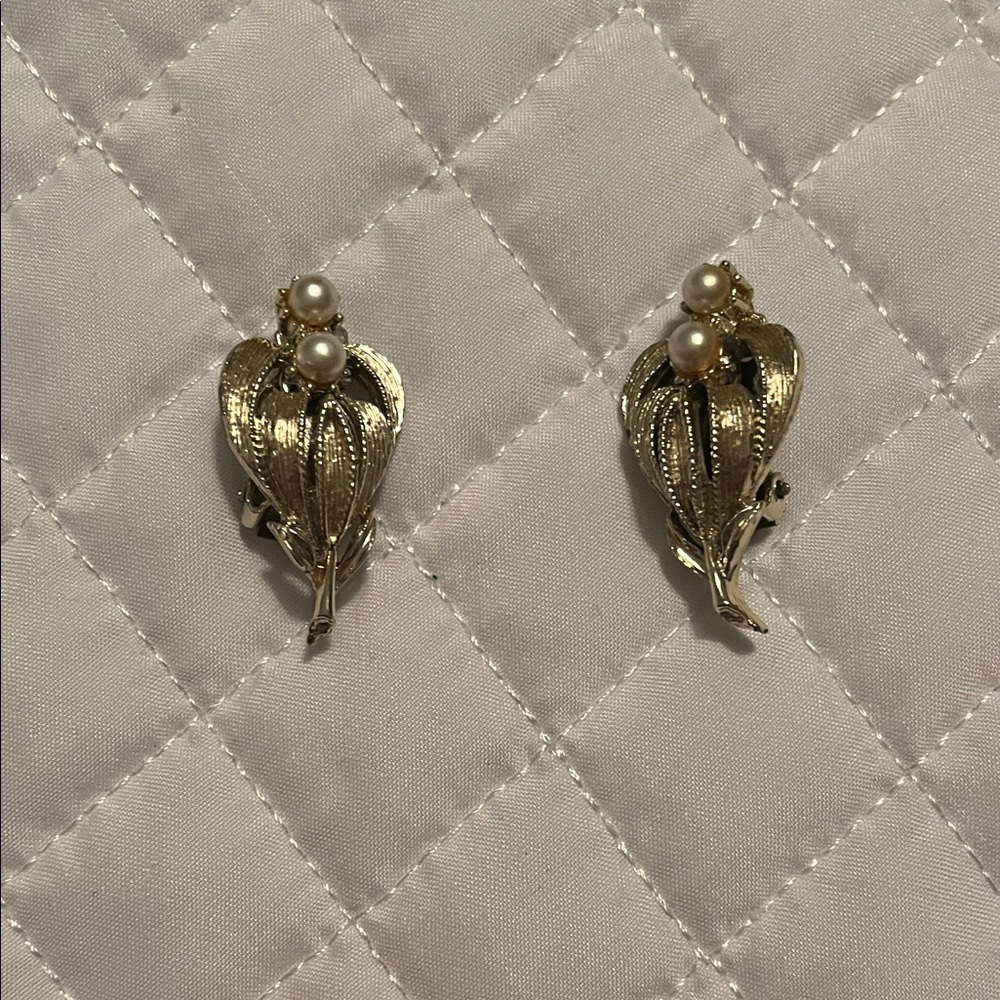 Vintage Clip on Elegant Gold Leaf Pearl Earrings